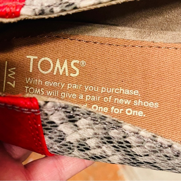 🌹Toms Snake/Python Print Red, Black & White Flats! - Picture 3 of 13